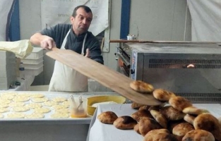 Rizeli fırıncı Kırıkhan'a taşındı! Depremzedeler için ekmek üretiyor