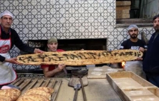 Vanlı fırıncıdan 2 metrelik "Depremi unutmadık" pidesi