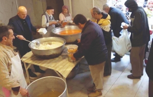 Vasiyetiyle 33 yıldır iftar yemeği dağıtılıyor
