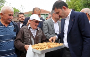 Bakan Murat Kurum, fırında ekmek yapıp halka dağıttı