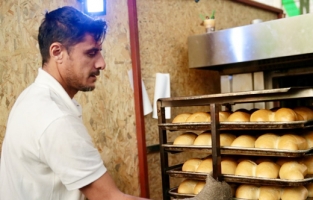 Depremde fırını ağır hasar alan fırıncı, 4 çalışanıyla gönüllü ekmek üretiyor