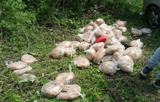 Dağıtım aracı kaza yaptı! Ekmekler yola savruldu