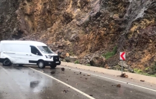 Ekmek yüklü minibüse dağdan kopan kayalar çarptı