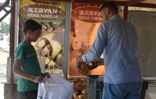 Bayat ekmekleri alabilmek için sıraya giriyorlar