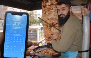 Diyarbakırlı dönerciden, 43 derecelik sıcaklığa "buzlu" çözüm