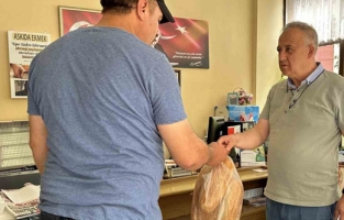 Hayırsever muhtar her hafta onlarca aileye ekmek dağıtıyor