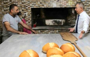 Vali, fırında pişirdiği ekmekleri vatandaşlara dağıttı