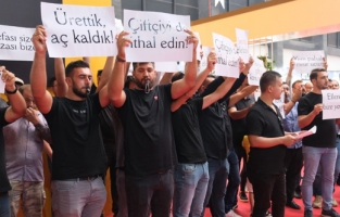 Çiftçiler, protokolün önünü kesti: Ekmeğimizle oynamayın!