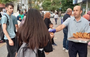 Filenin Sultanları için ücretsiz simit dağıttı