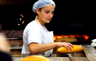 14 yaşındaki Hilal, fırında çıraklık yapıyor