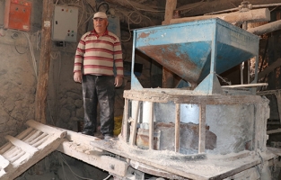 49 yıllık taş değirmende un üretiyor