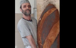 Arkadaşlarıyla iddiaya girdi 1 metrelik ekmek yaptı