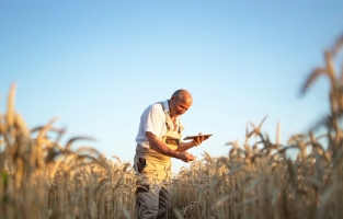 Bayraktar: Emekli ikramiyesini alamayan çiftçi kaydını sildiriyor