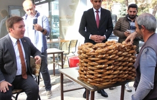 Erzincan Valisinden simitçiye jest!