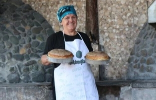 Deprem enkazından fırın inşa etti