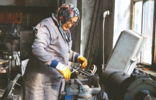 Kadınlar sanayide erkeği geçti