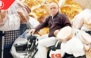 Her gün 800 ekmek dağıtıyor! Zenginden alıp fakire veriyor