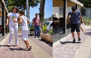 Seksek oyunuyla gülümseten ekmek molası